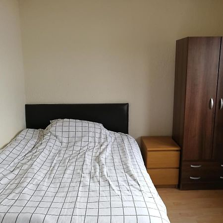 A Double Bedroom Near Glasgow City Centre Not In Great Condition Suitable For Short Stay Exterior foto
