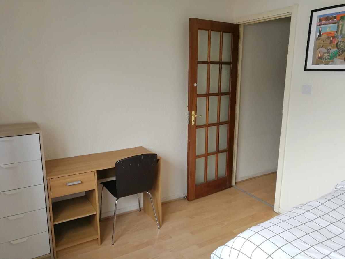 A Double Bedroom Near Glasgow City Centre Not In Great Condition Suitable For Short Stay Exterior foto